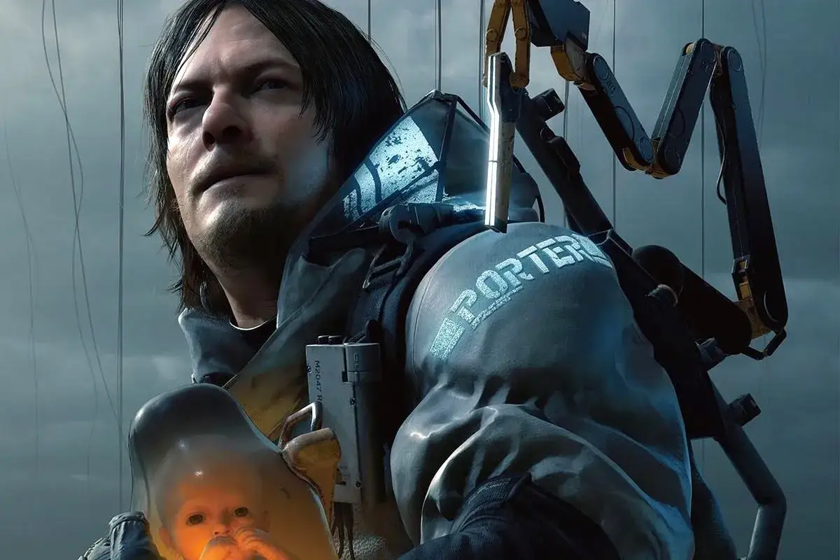 Norman Reedus gra jako Sam Porter Bridges w grze Death Stranding, niosąc niemowlę w kapsule.