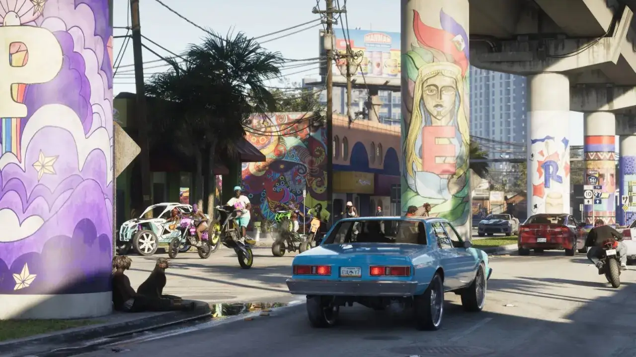 Kolorowy mural i miejski zgiełk w GTA 6 PC. Motocykle, buggy i klasyczny samochód na ulicach pełnych życia.