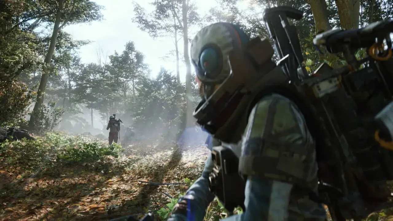 Gracz w grze typu extraction shooter skrada się przez mglisty las, gotowy do walki.