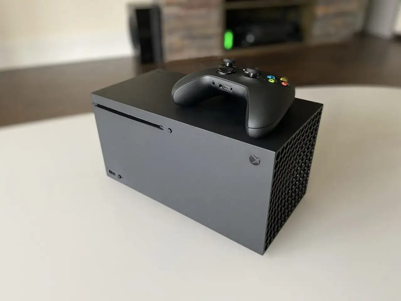 Czarny Xbox Series X z kontrolerem na wierzchu, gotowy do gry, kiedy wyszedł Xbox Series X.