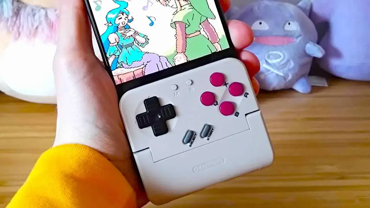 Gra na telefonie z Androidem, przypominająca klasycznego Pokémon Red, z kontrolerem w stylu Game Boya.