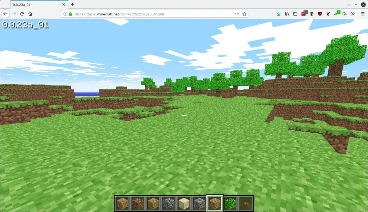 Klasyczny minecraft w przeglądarce na tle błękitnego nieba z chmurami. Widok na zieloną trawę, drzewa i wodę.