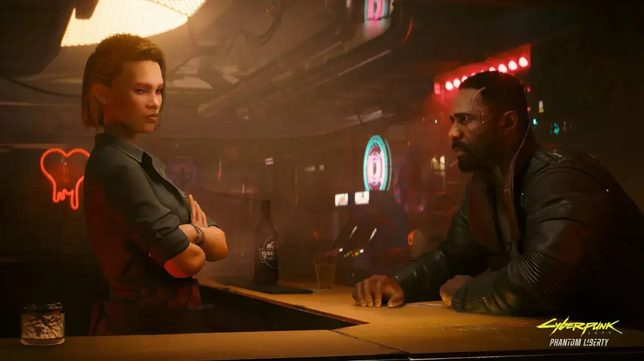 W barze w stylu cyberpunk, kobieta z neonowym sercem w tle i mężczyzna rozmawiają. To może być początek nowej gry plus w Cyberpunk 2077.