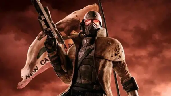 Żołnierz w pancerzu z maską i karabinem, za nim powiewa flaga z napisem "NEW CA". Wygląda jak z gry Fallout New Vegas 2.