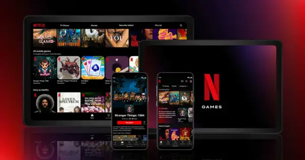 Na ekranach tabletów i smartfonów widać interfejs aplikacji Netflix z grami mobilnymi, w tym "Stranger Things". Odkryj nowe **Netflix gry**!