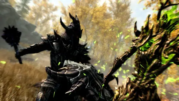 Postać w zbroi z rogu walczy z drzewcem w Skyrim 6. Zielone liście wirują w powietrzu.