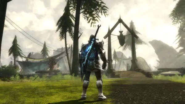 Rycerz z mieczem na plecach, gotowy do walki w świecie gry RPG online.