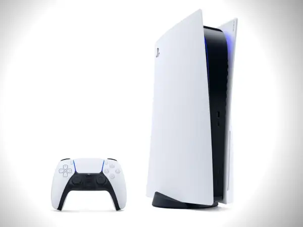 Konsola PlayStation 5 i kontroler DualSense. Pamiętasz, kiedy wyszło PS5?