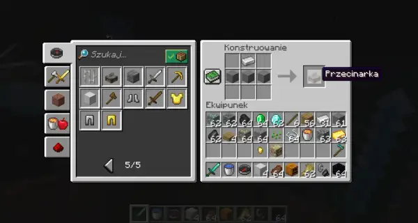 Gracz tworzy w Minecrafcie przecinarkę, używając żelaza i kamienia. W ekwipunku ma też diamenty i złoto.