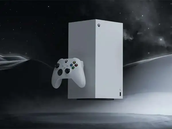 Biały kontroler Xbox i konsola unoszą się w mrocznym, gwieździstym krajobrazie. To był przełom, kiedy wyszedł Xbox Series X.