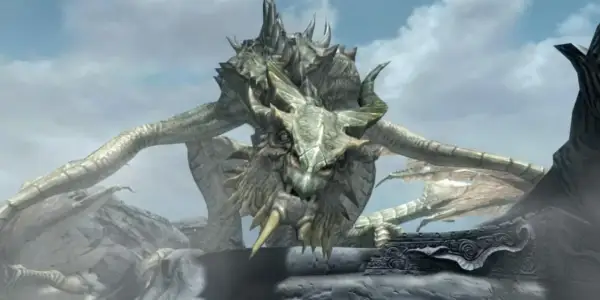 Smok z gry Skyrim, z bliska, na tle nieba.
