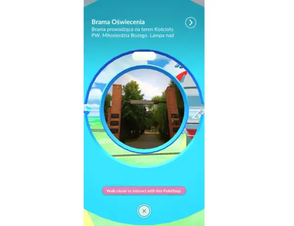 Brama Oświecenia, pokestop prowadzący do kościoła.