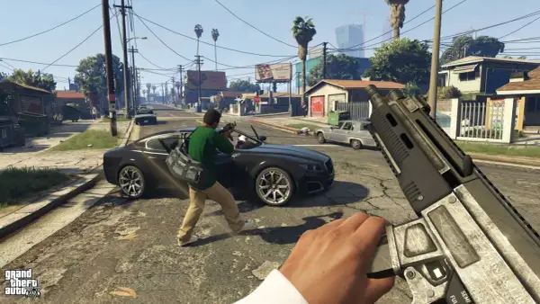 Gracz celuje z broni w ulicę Los Santos, zastanawiając się, ile trwa fabuła GTA 5.