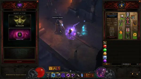 Gracz w Diablo 3 wybiera typ szczeliny. W tle widać obelisk i postacie. W ekwipunku widoczne są statystyki postaci i przedmioty, a także ikony umiejętności. Kostka Kanaiego jest kluczowym elementem rozgrywki.