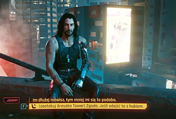 Johnny Silverhand na dachu, rozważający cyberpunk sekretne zakończenie. Miasto nocą, neonowe światła.