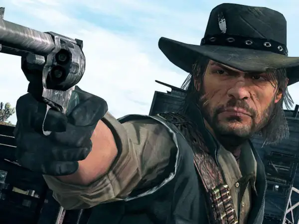 John Marston z RDR1 remaster celuje z rewolweru, gotów do akcji na Dzikim Zachodzie.