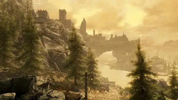 Majestatyczny krajobraz Skyrim z zamkiem na wzgórzu i łukiem skalnym. Idealny do sprawdzenia wymagań sprzętowych gry.
