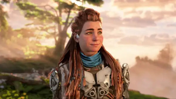 Aloy z gry Horizon w zbroi, z warkoczami i niebieską chustą, na tle zachodzącego słońca.