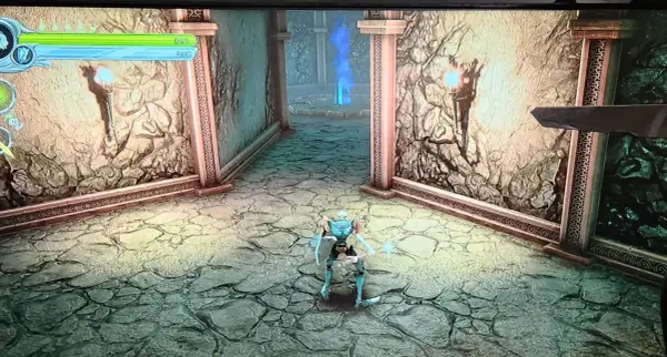Postać w zbroi w grze medievil 2 remake przemierza kamienny korytarz z pochodniami i niebieskim płomieniem w oddali.