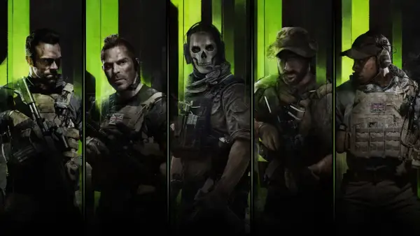 Pięciu żołnierzy w taktycznym rynsztunku, w tym ikoniczny ghost cod, gotowych do akcji na tle zielonych pasów.
