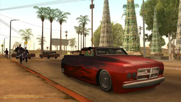 Akcja w San Andreas: czerwony wóz z płomieniami, strzelanina i uciekający gang.