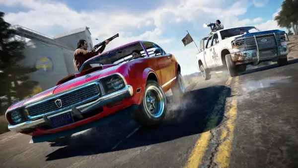 Dynamiczna scena z gry Far Cry 5: czerwony muscle car i biały pickup ścigają się, strzelając do siebie. Sprawdź wymagania sprzętowe!