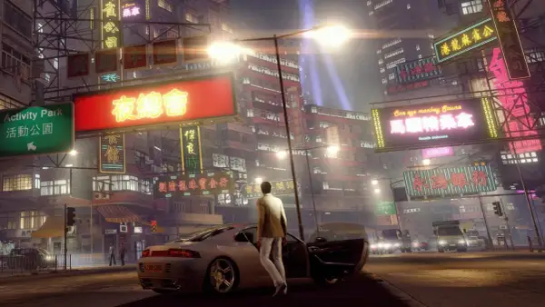 Nocne miasto z neonami, jak w Sleeping Dogs 2. Mężczyzna w garniturze wychodzi z luksusowego auta.