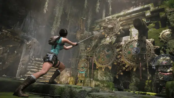 Lara Croft w nowym Tomb Raiderze używa liny, by uruchomić starożytny mechanizm w jaskini.
